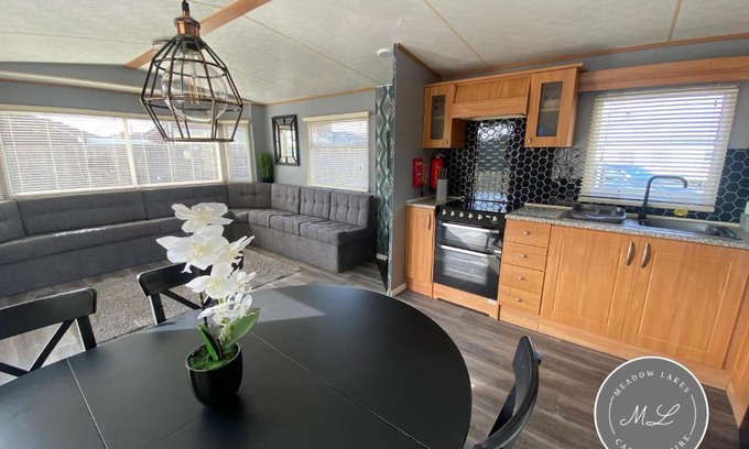 Chapel Saint Leonards House | Golden Palm Resort - Palm Grove 3 - Pet friendly & WiFi - Meadow Lakes Caravan & Lodge Hire
