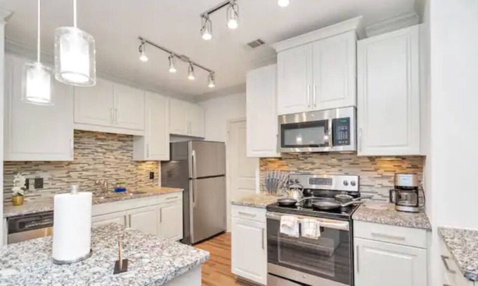 College Park Apartment | Golden Retreat w/ King Suite|2 BD| Pool|Gym