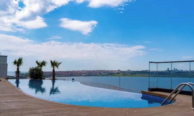 Kucukcekmece House | Golden Stone House Pool, Lake And Garden View