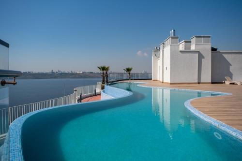 Kucukcekmece Apartment | Golden Stones House Garden And Lake View