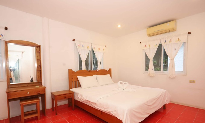 Suan Phueng Hotel | Golden View Resort