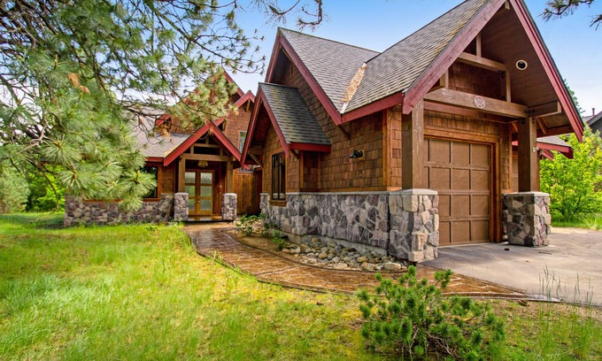 Cle Elum Cabin | Golf-course-view cabin with hot tub, firepit, & grill - near hiking/biking