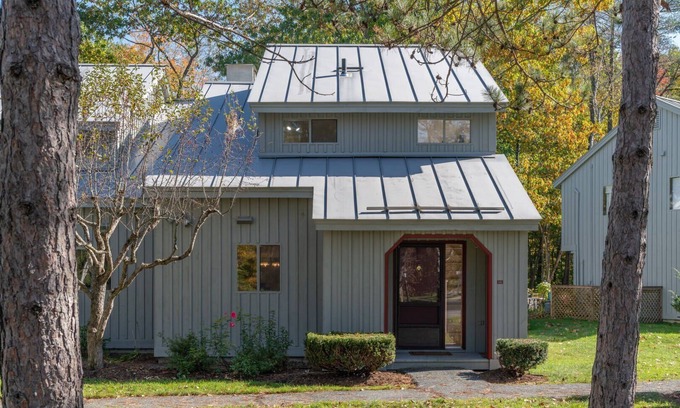 West Hartford Condo | Golf Views! & Patio Dining - Windsor Village 3A