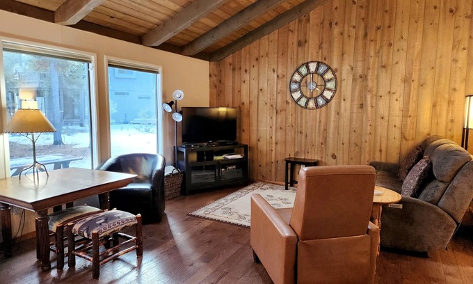 Sunriver House | Golfside Cabin with A/C, BBQ & Cozy Fireplace