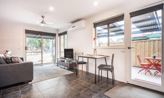 Rosebud House | Golfside Getaway by Ready Set Stay - Neat bungalow,WIFI,linen & towels included