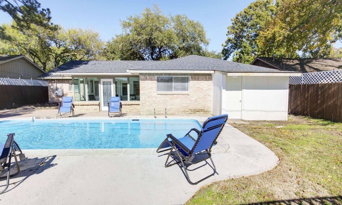 Spring Branch Central House | Good Vibes 4 Bedroom with a Pool. Central Location