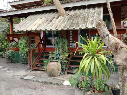Ko Mook Bed & Breakfast | Goodluck village house