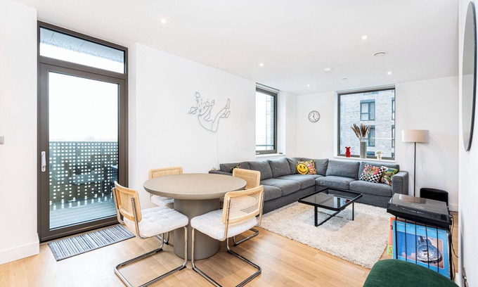 Tottenham Hale Apartment | Gorgeous 1BR w/balcony, 2min Tottenham Hale Tube