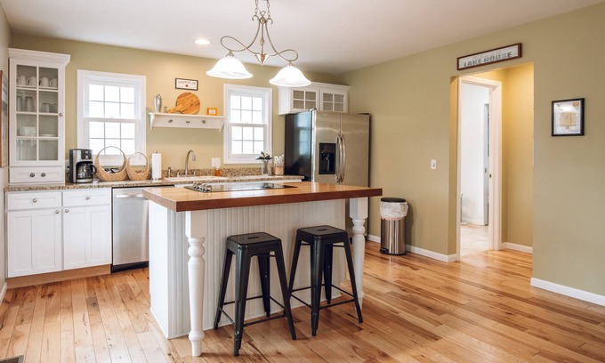 Saugatuck House | Gorgeous 3BR, 2BA; The Perfect Home Away From Home! (Downtown Saugatuck)