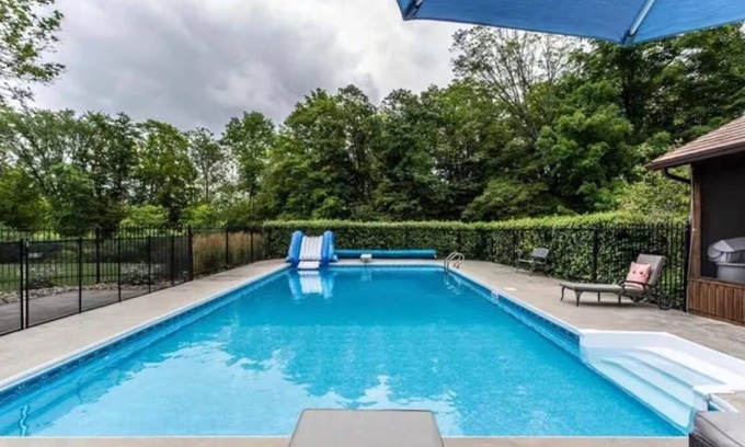 Central Frontenac House | Gorgeous 4BR Cottage~ Sharbot Lake~ Pool~ Hot Tub