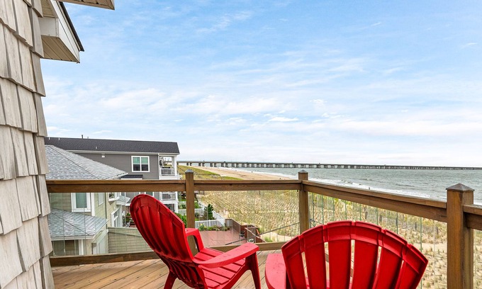 Chic's Beach House | Gorgeous Beach Views, quick walk to beach! Sleeps up to 10! 30 + day stays