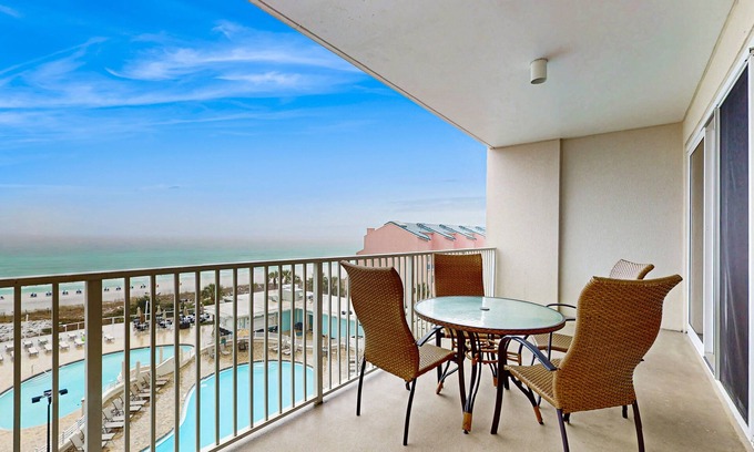Sandestin Condo | Gorgeous beachfront condo, shared pool& hot tub, and beach access