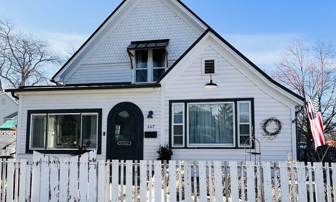 Montrose House | Gorgeous downtown beauty! 2min walk to local restaurant's/Main Street Montrose