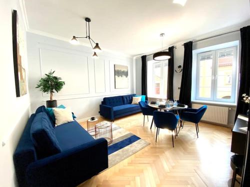 Nowe Miasto Apartment | Gorgeous Historic Tenement Apt. - New Town Square!