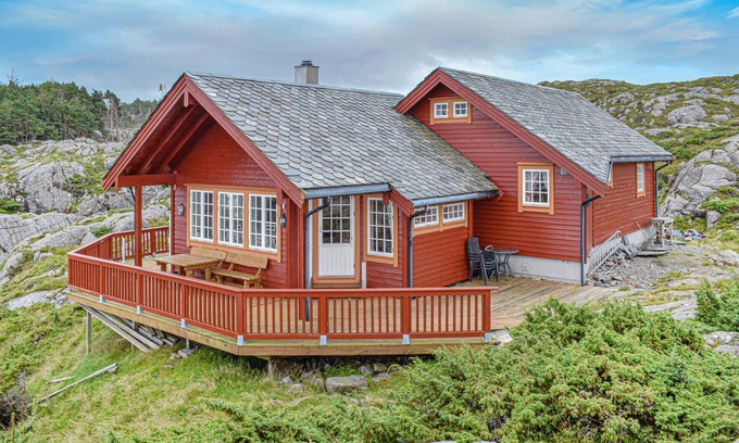 Selbjorn House | Gorgeous home in Bekkjarvik with WiFi