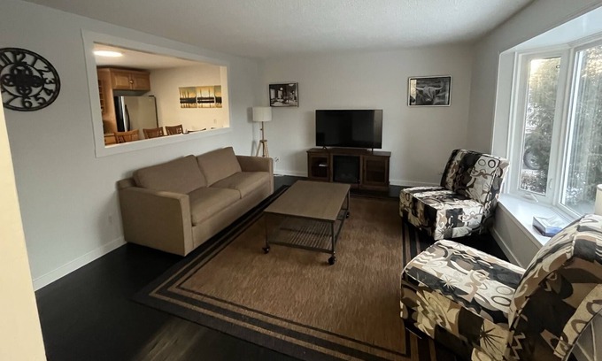 Northwest Calgary House | Gorgeous Home in Bowness!