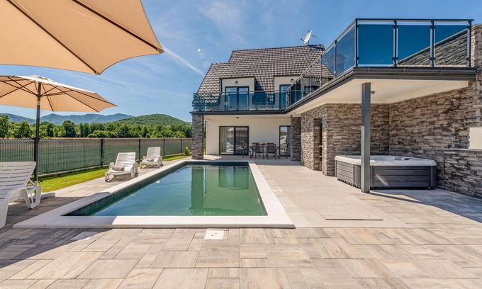 Gospic House | Gorgeous home in Debelo Brdo with sauna