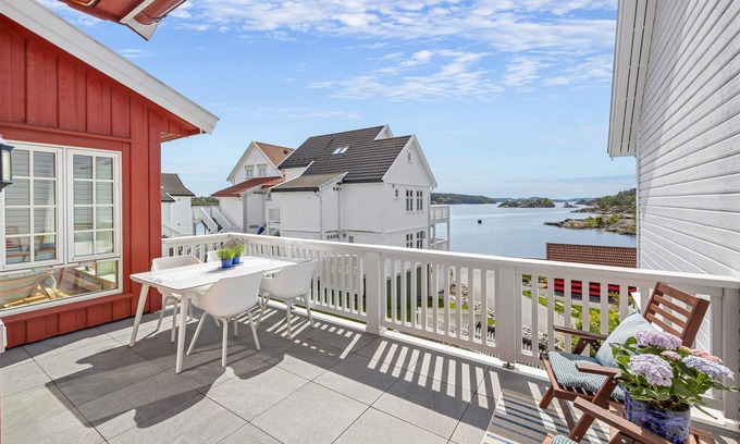 Gjeving House | Gorgeous home in Gjeving with WiFi