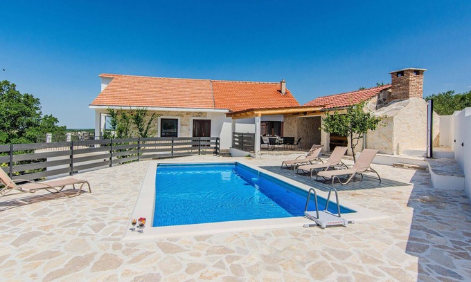 Benkovac House | Gorgeous home in Popovici with WiFi