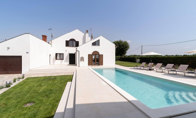 Vrvari House | Gorgeous home in Porec