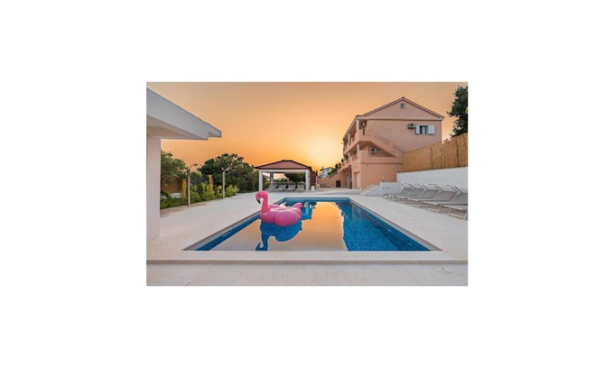 Rtina House | Gorgeous home in Razanac