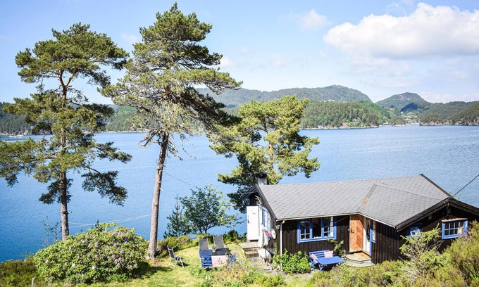 Vinnes House | Gorgeous home in Reksteren with kitchen