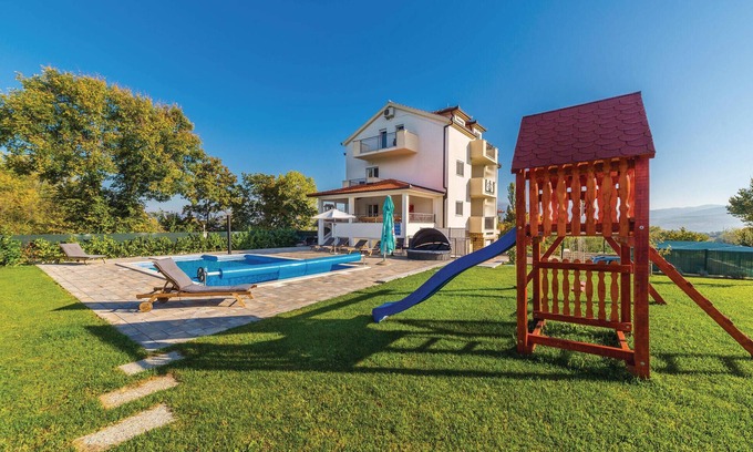 Trilj House | Gorgeous home in Trilj with kitchen