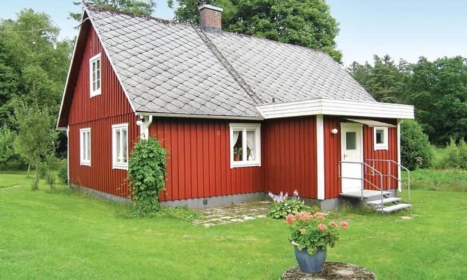 Floalt House | Gorgeous home in Våxtorp with kitchen