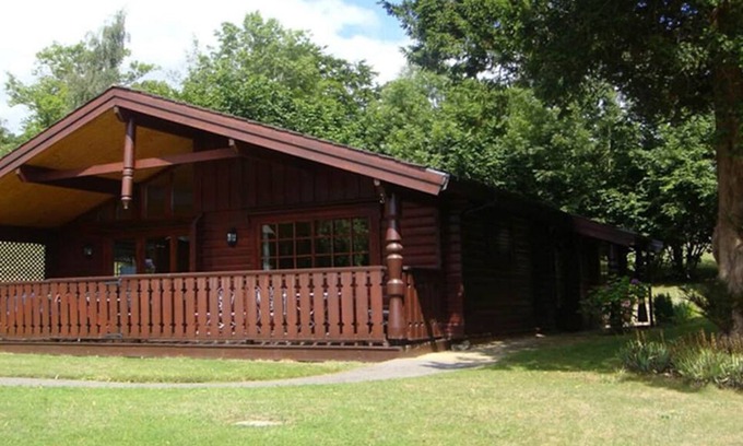 Marlow House | Gorgeous Log Cabin in the beautiful countryside - 1 hour from London
