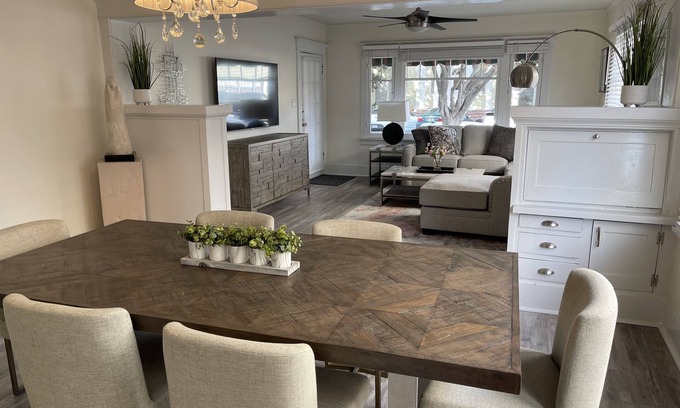 Alamitos Beach Apartment | Gorgeous Long Beach Apartment Walking Distance to Beach & Downtown