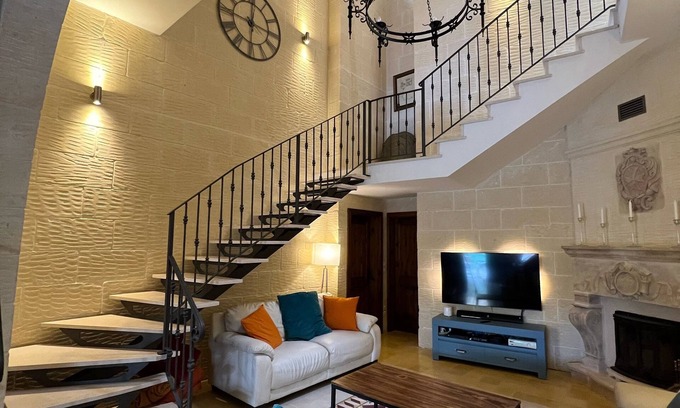 Ggantija Villa | Gorgeous Luxury 5 Bedroom Family Villa Pool Air-conditioning Powerful Mesh WIFI