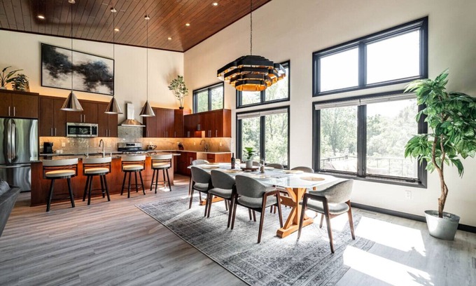 Okauchee Lake House | Gorgeous Modern Build, 4 BD/4 BA, Near Downtown and Hwy