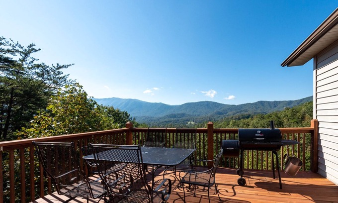 Townsend Cabin | Gorgeous Mtn. View♥Sleeps 13♥Game Room♥Seasonal Swimming♥2 King ensuite Masters