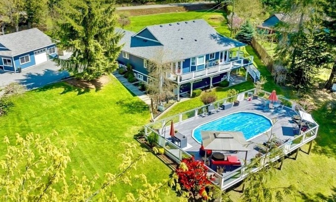 North Cowichan House | Gorgeous rural home with pool 10 minutes from town