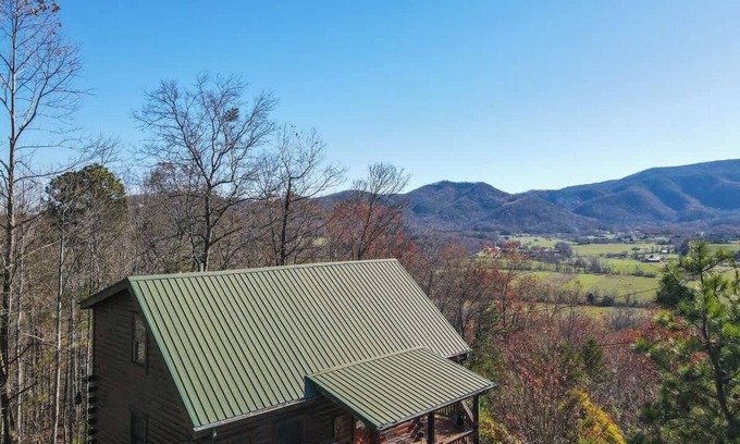 Gatlinburg - Pigeon Forge Cabin | Gorgeous View Cabin. Hot Tub. Privacy. Fireplace. Pool & Fishing Access!
