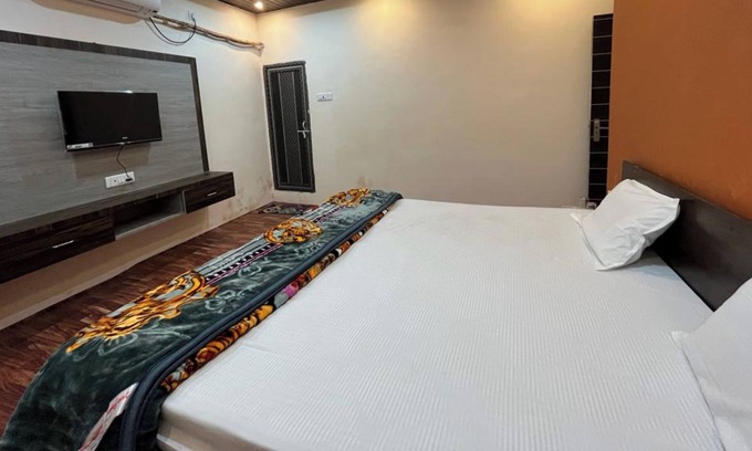 Kakarmatha Hotel | Goroomgo Banaras Residency Varanasi