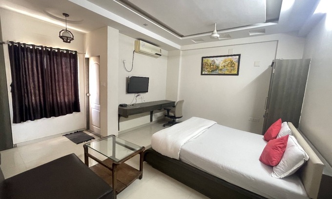 Rajula Hotel | Goroomgo Narayan Executive Gujrat