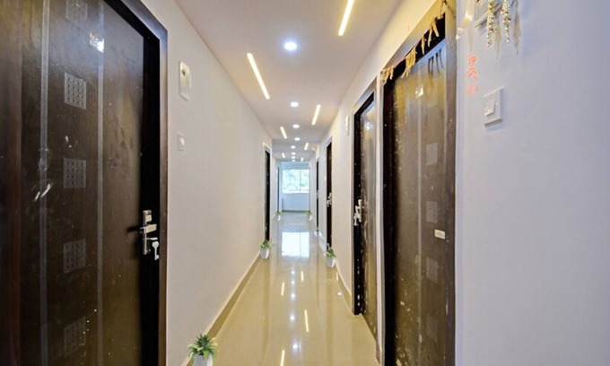 Kolkata Hotel | Goroomgo Vhyom Sky Palace Near Sakherbazar Metro Station Kolkata