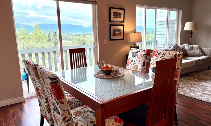 Government Hill House | Government Hill - Mountain Views, near JBER. 3bd-2.5ba, 2car gar. Fenced yard.