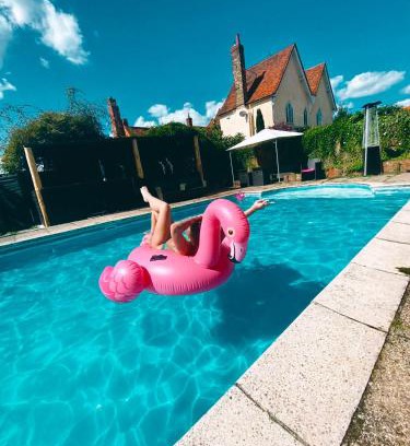 North Weald House | Grade II Listed Farmhouse, Pool, Hot Tub, Games Room, Celebration Hall, Car Park, 10ppl, 45 min from Central London