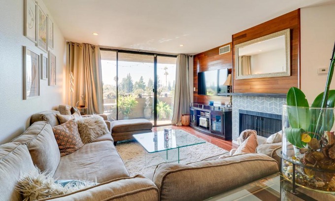 Granada Hills South Apartment | Granada Hills Condo with Community Pool and Workspace