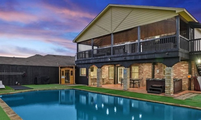 South Arlington House | Grand 5BR-2.5B Villa with Pool & Hot Tub