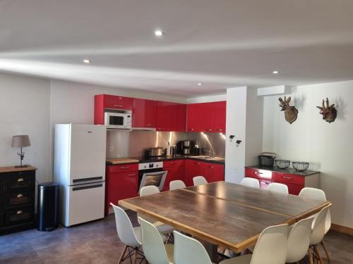 Macot-la-Plagne Apartment | Grand appartement rénové - 11 pers - Centre station - Balcon - FR-1-181-2379