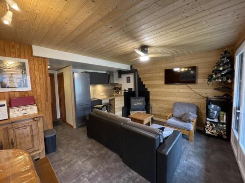Laveissiere Ski Chalet | Grand chalet mitoyen dans secteur calme et ensoleillé - FR-1-787-38
