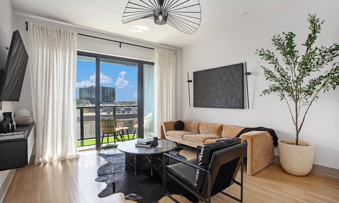 Home Park Apartment | Grand-Midtown Suite W RoofTop Pool + 5Star Amenities & Free Secure Parking!