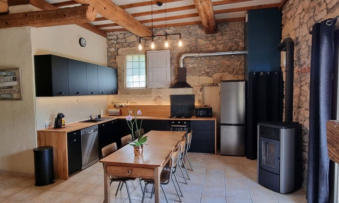 Villeveyrac House | Grange rénovée au coeur du village, terrasse privative, 10min l'étang et la mer