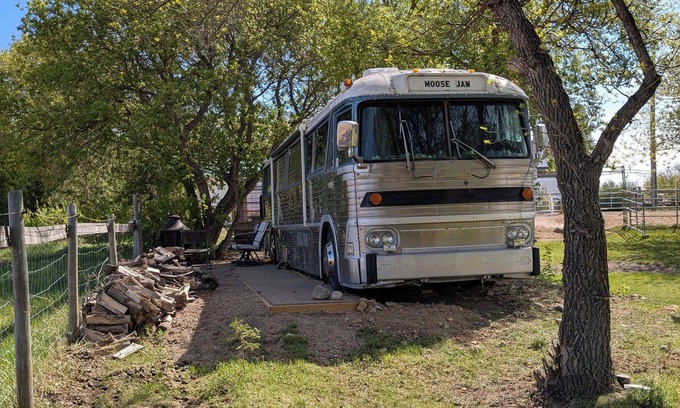West Central Saskatchewan House | Grayhound RV bus at Vicki's EAL and Photography. Equine assistant learning.