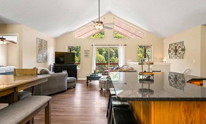 Lakeside Estates House | Great Escape is Waterfrnt, 9 bdrms, perfect for family vacations and holidays