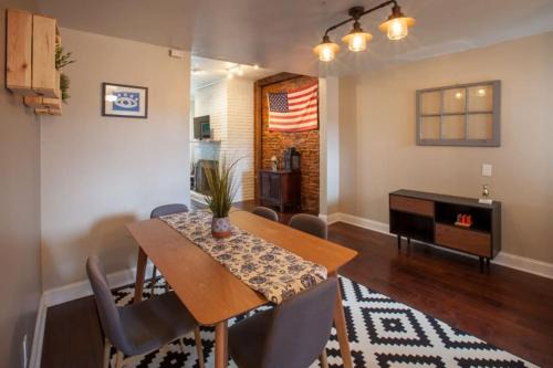 Pittsburgh Apartment | Great for Exploring * Stylish Loft Like Living