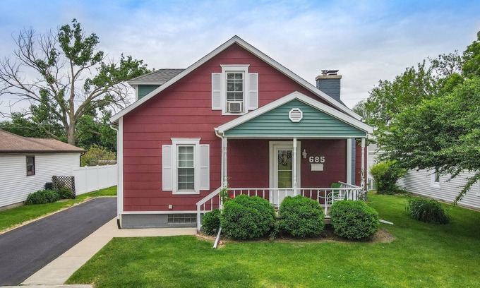 Manteno Cottage | Great Lakefront Home